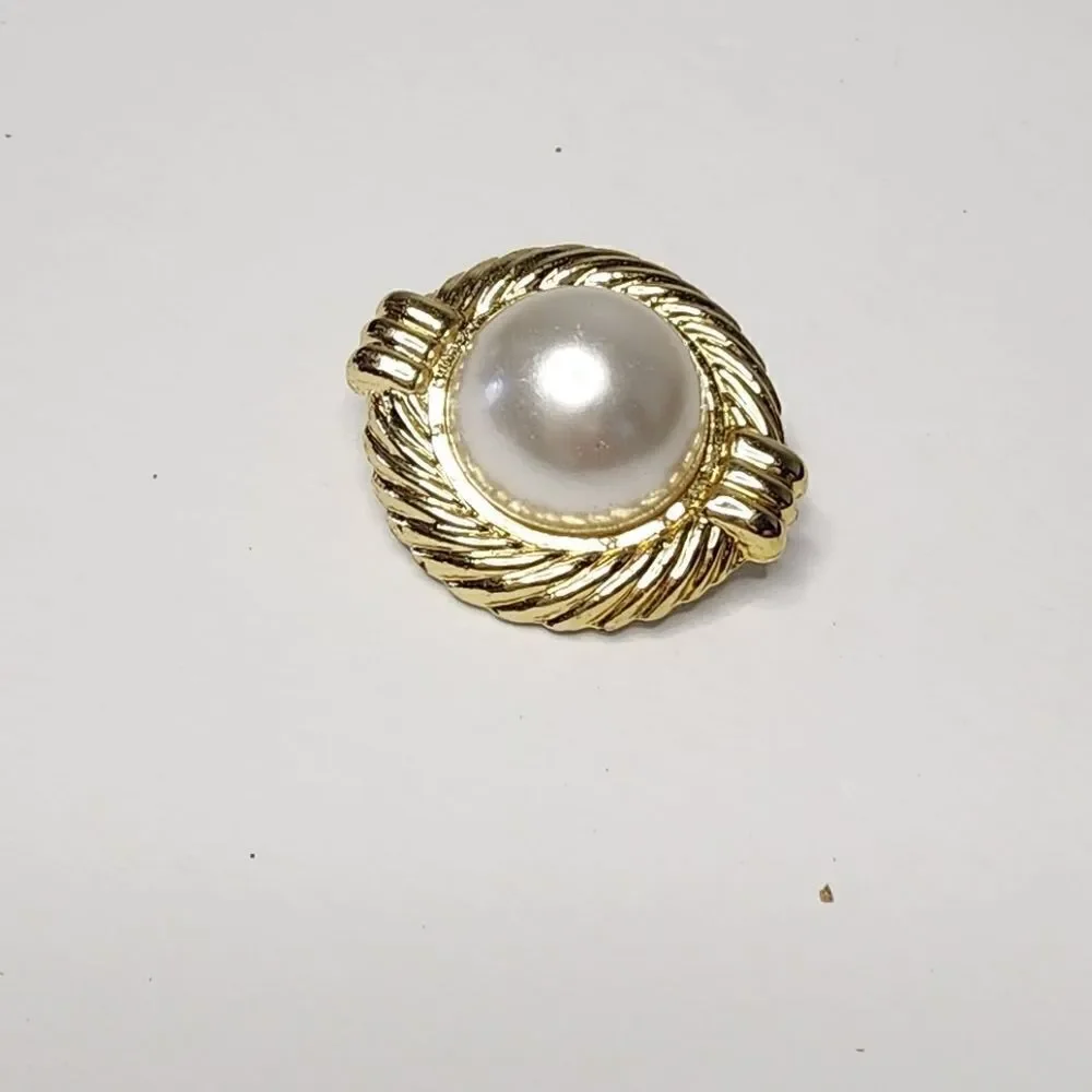 Vintage Gold Tone and Large Faux Pearl Round Brooch.